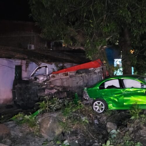 Los cuerpos de socorro atendieron a las víctimas de un fuerte accidente de tránsito ocurrido la madrugada de este sábado cerca del cementerio de San Juan Nonualco. Foto: Comandos de Salvamento.