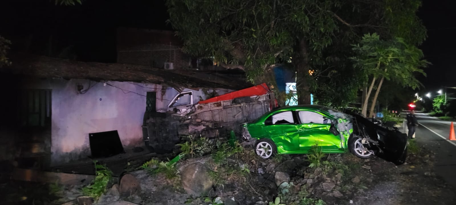 Los cuerpos de socorro atendieron a las víctimas de un fuerte accidente de tránsito ocurrido la madrugada de este sábado cerca del cementerio de San Juan Nonualco. Foto: Comandos de Salvamento.