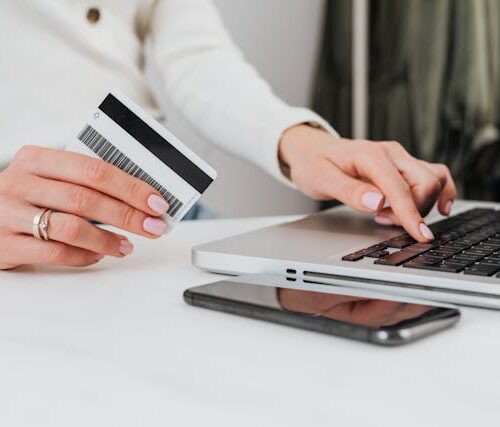 La Defensoría del Consumidor reportó un 22% de incumplimiento en normativas comerciales previo al Black Friday El Salvador, lo que dispara las alertas y la vigilancia en los centros comerciales del país. Foto: Karola G / Pexels