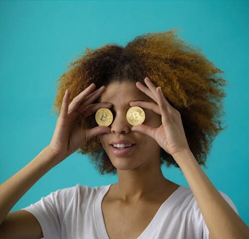 El fuerte interés de las instituciones financieras respalda la previsión de que la adopción de criptoactivos se disparará antes de 2030, consolidándolos como una clase de activo esencial. Foto: Thought Catalog / Pexels