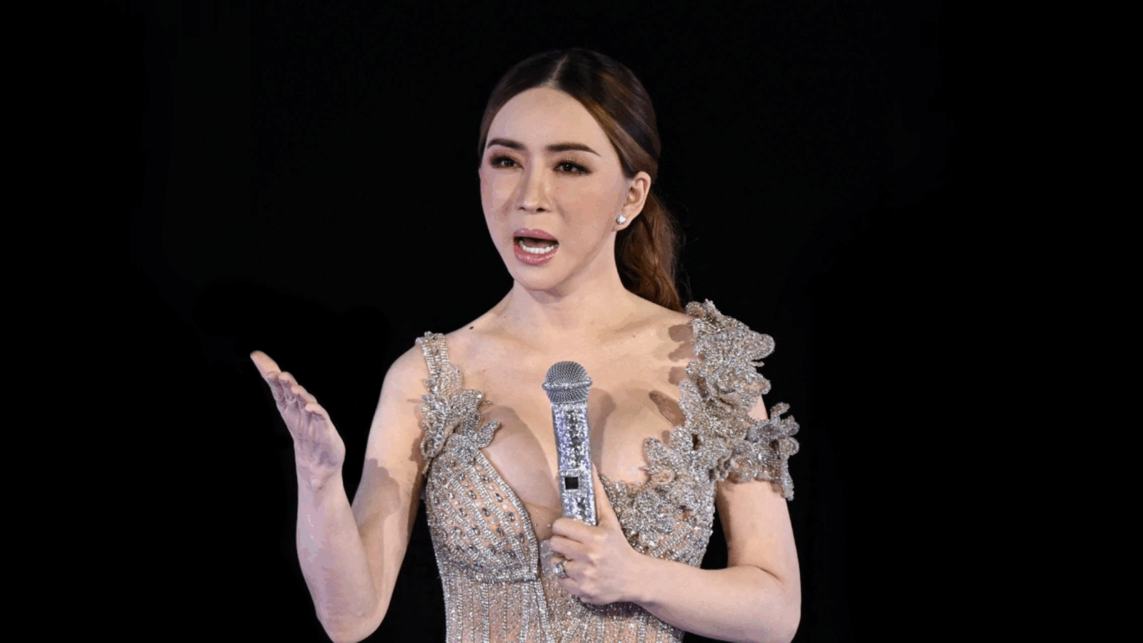 Un tribunal de Tailandia emitió una orden de arresto contra Jakkaphong "Anne" Jakrajutatip, copropietaria de Miss Universo, por un presunto fraude millonario. La empresaria no se presentó a una audiencia clave, lo que agrava la crisis en el certamen de belleza. Foto: Cortesía.