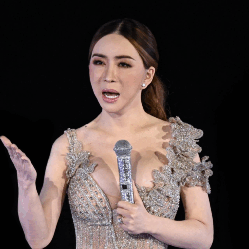 Un tribunal de Tailandia emitió una orden de arresto contra Jakkaphong "Anne" Jakrajutatip, copropietaria de Miss Universo, por un presunto fraude millonario. La empresaria no se presentó a una audiencia clave, lo que agrava la crisis en el certamen de belleza. Foto: Cortesía.