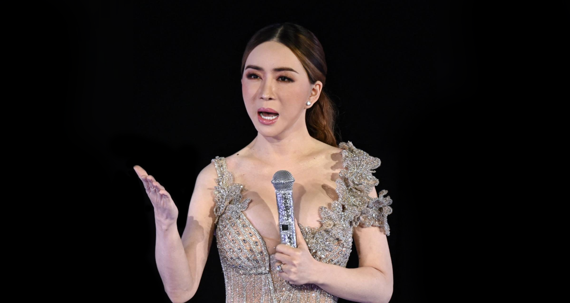 Un tribunal de Tailandia emitió una orden de arresto contra Jakkaphong "Anne" Jakrajutatip, copropietaria de Miss Universo, por un presunto fraude millonario. La empresaria no se presentó a una audiencia clave, lo que agrava la crisis en el certamen de belleza. Foto: Cortesía.