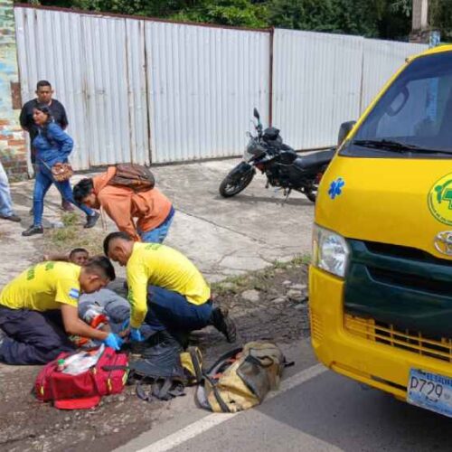 Grave Accidente Carretera Santa Ana en el km 36.5 de la antigua vía a Santa Ana deja a un motociclista con lesiones críticas. Comandos de Salvamento atendió la emergencia, trasladando al herido a un centro asistencial. Foto: Cortesía