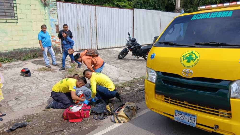Grave Accidente Carretera Santa Ana en el km 36.5 de la antigua vía a Santa Ana deja a un motociclista con lesiones críticas. Comandos de Salvamento atendió la emergencia, trasladando al herido a un centro asistencial. Foto: Cortesía