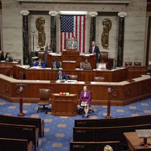 Alianza inesperada: La Ley H.R. 4405 exige liberar TODOS los documentos Epstein, prohibiendo la censura por "vergüenza política". Presidente Trump dijo AYER: "No tengo temor". Delegada Plaskett enfrenta censura por colusión. Captura de pantalla