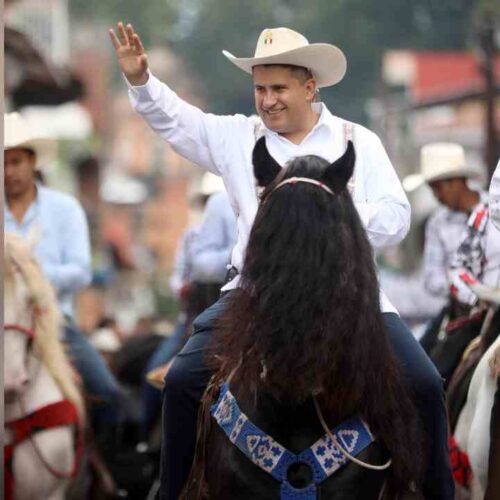 El caballo del alcalde Carlos Manzo, "Copetudo", encabezó la cabalgata por la paz en Uruapan. Foto: Carlos Manzo / Facebook