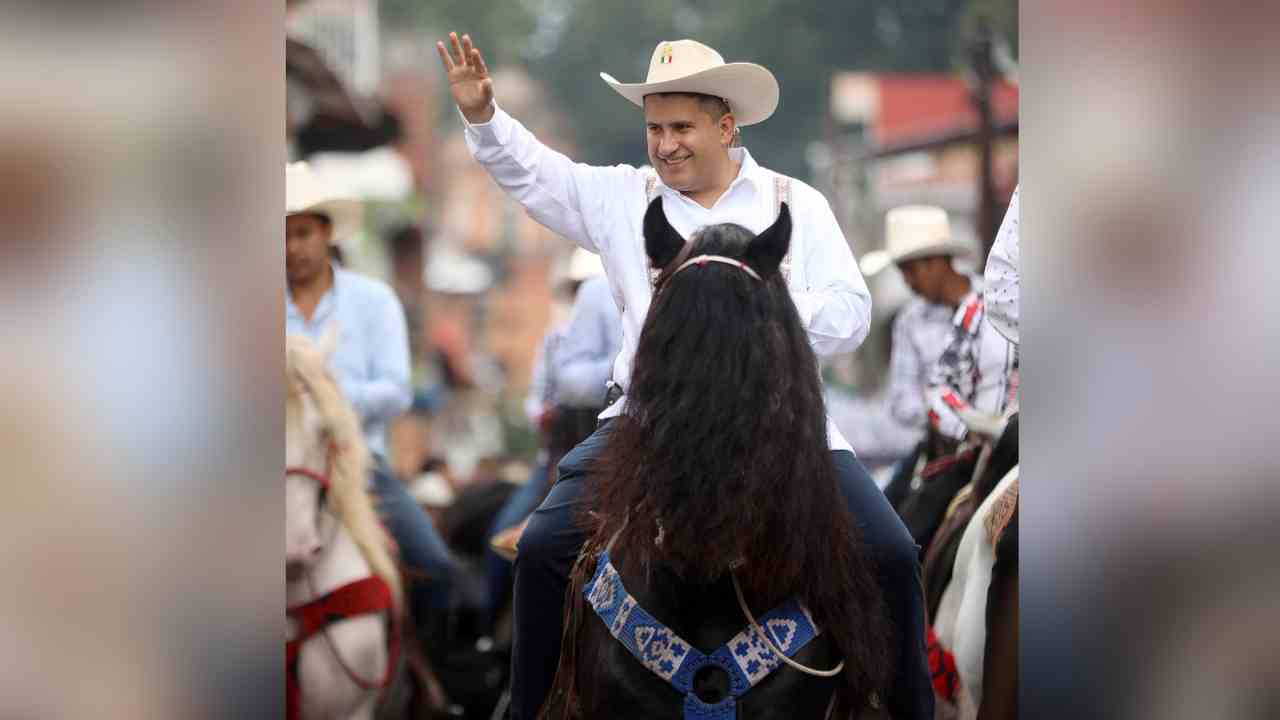 El caballo del alcalde Carlos Manzo, "Copetudo", encabezó la cabalgata por la paz en Uruapan. Foto: Carlos Manzo / Facebook