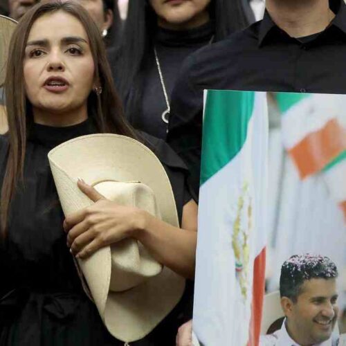 Grecia Quiroz asume la alcaldía de Uruapan con el sombrero de Carlos Manzo, símbolo de una lucha que no se detendrá. Foto: Grecia Quiroz / Facebook