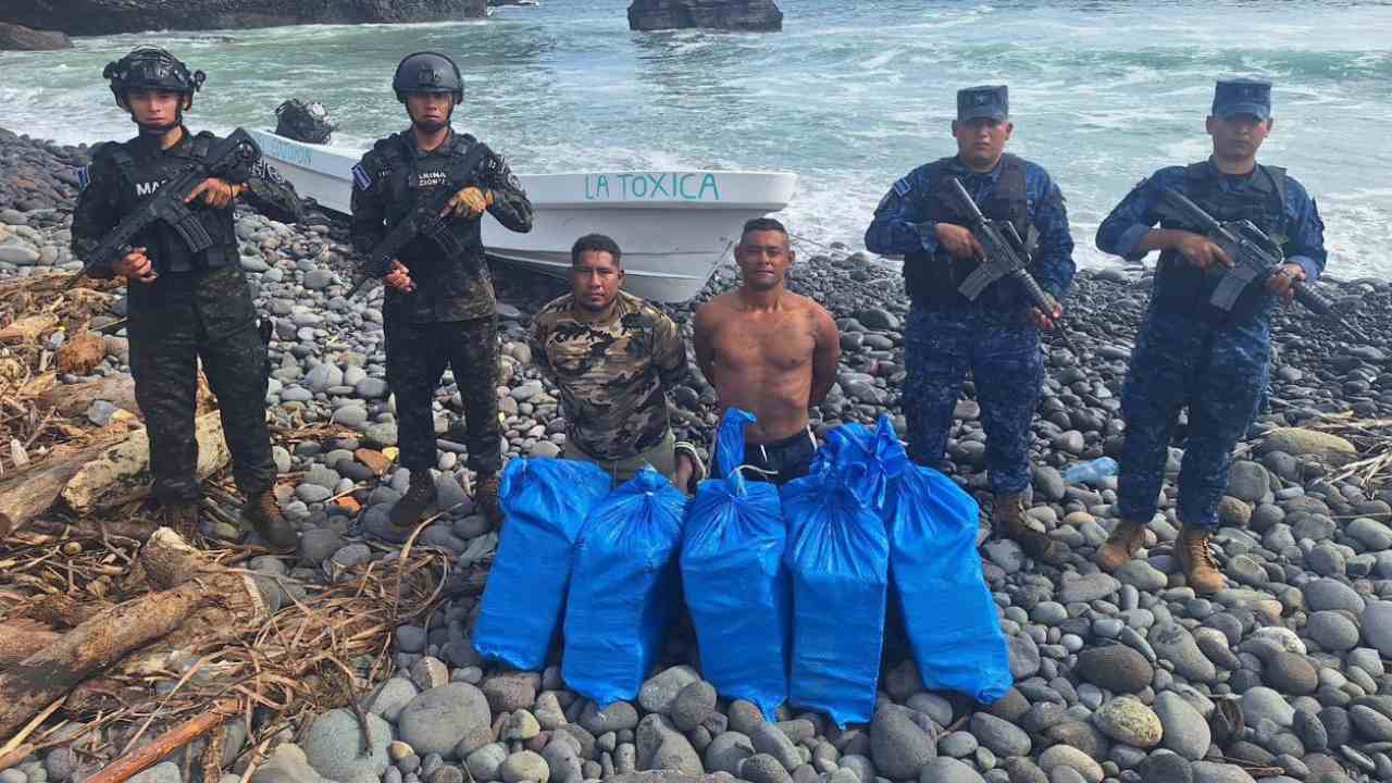 Fuerzas salvadoreñas interceptan narcolancha en el Pacífico. Un golpe más en la lucha contra el narcotráfico que posiciona al país como líder regional. Foto: Cortesía