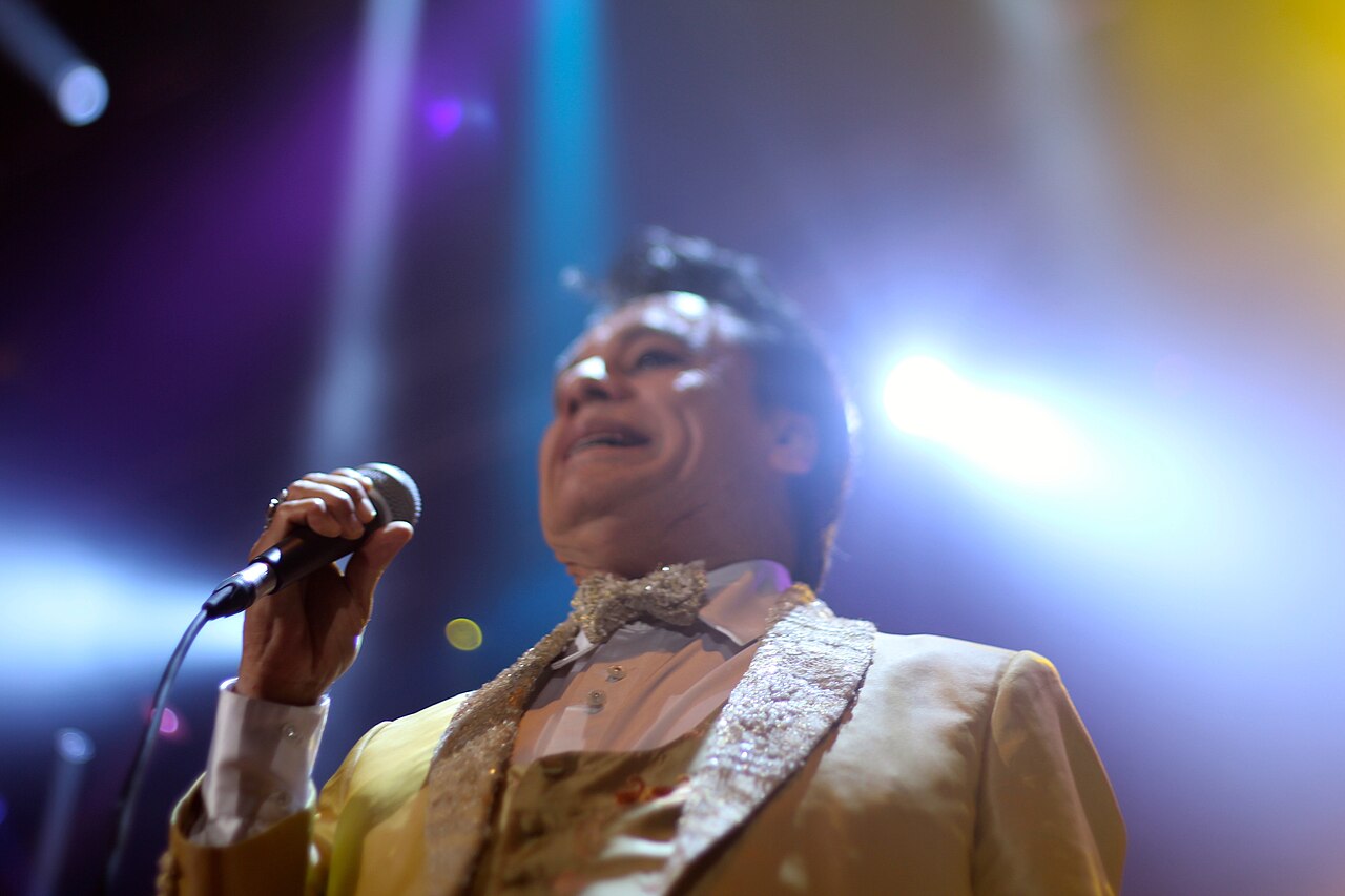 La serie "Juan Gabriel: Debo, puedo y quiero" de Netflix explora la vida y carrera del "Divo de Juárez" con material inédito y testimonios cercanos. Foto: Wikimedia Commons / Julio Enriquez
