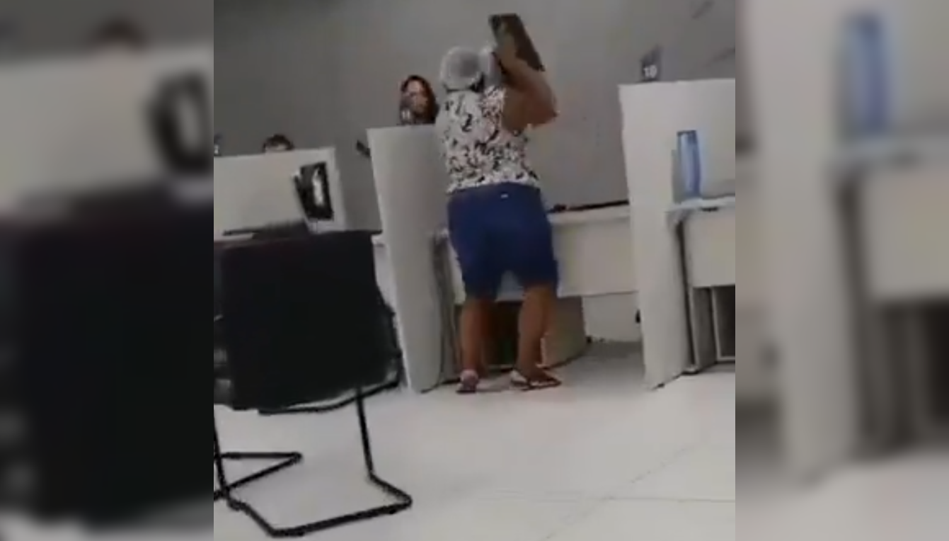 Una mujer destruyó equipos de una compañía eléctrica en Brasil por la falta de energía. Foto: Cortesía