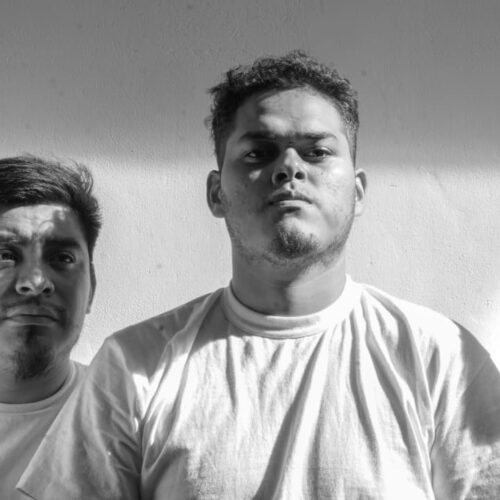 Un juzgado de San Juan Opico envió a prisión a 13 aficionados del Alianza por desórdenes públicos agravados en el ataque al bus del FAS. Foto: @FGR.