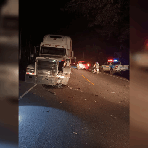 Comandos de Salvamento de Chinameca y Jucuapa atendieron un accidente de tránsito en la Panamericana, dejando tres lesionados. Foto: Comandos de Salvamento