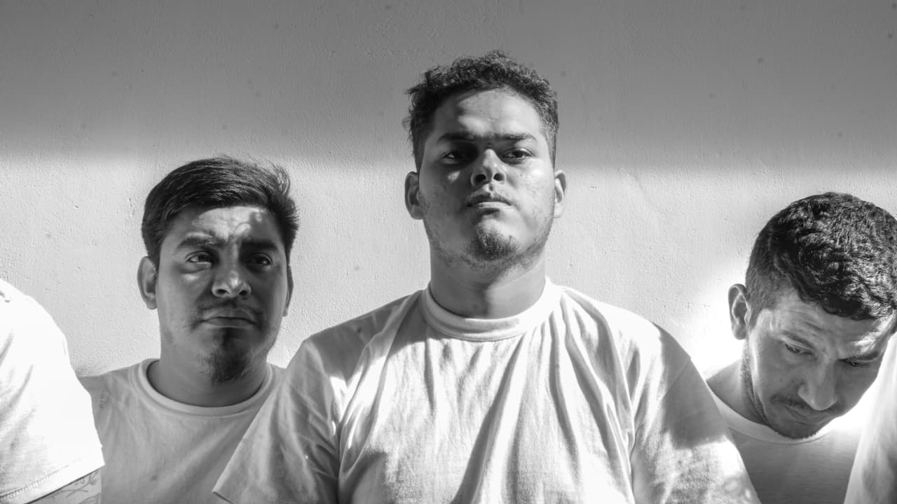 Un juzgado de San Juan Opico envió a prisión a 13 aficionados del Alianza por desórdenes públicos agravados en el ataque al bus del FAS. Foto: @FGR.