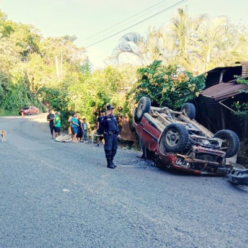 Vehículo volcado en la carretera Tacuba-Ahuachapán, barrio San Nicolás. Dos personas resultaron lesionadas y fueron trasladadas a un centro asistencial. Foto: PNCSV.