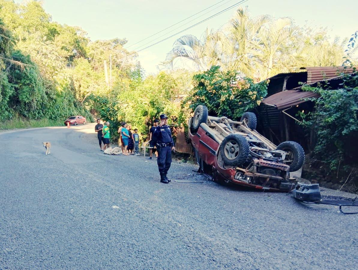 Vehículo volcado en la carretera Tacuba-Ahuachapán, barrio San Nicolás. Dos personas resultaron lesionadas y fueron trasladadas a un centro asistencial. Foto: PNCSV.