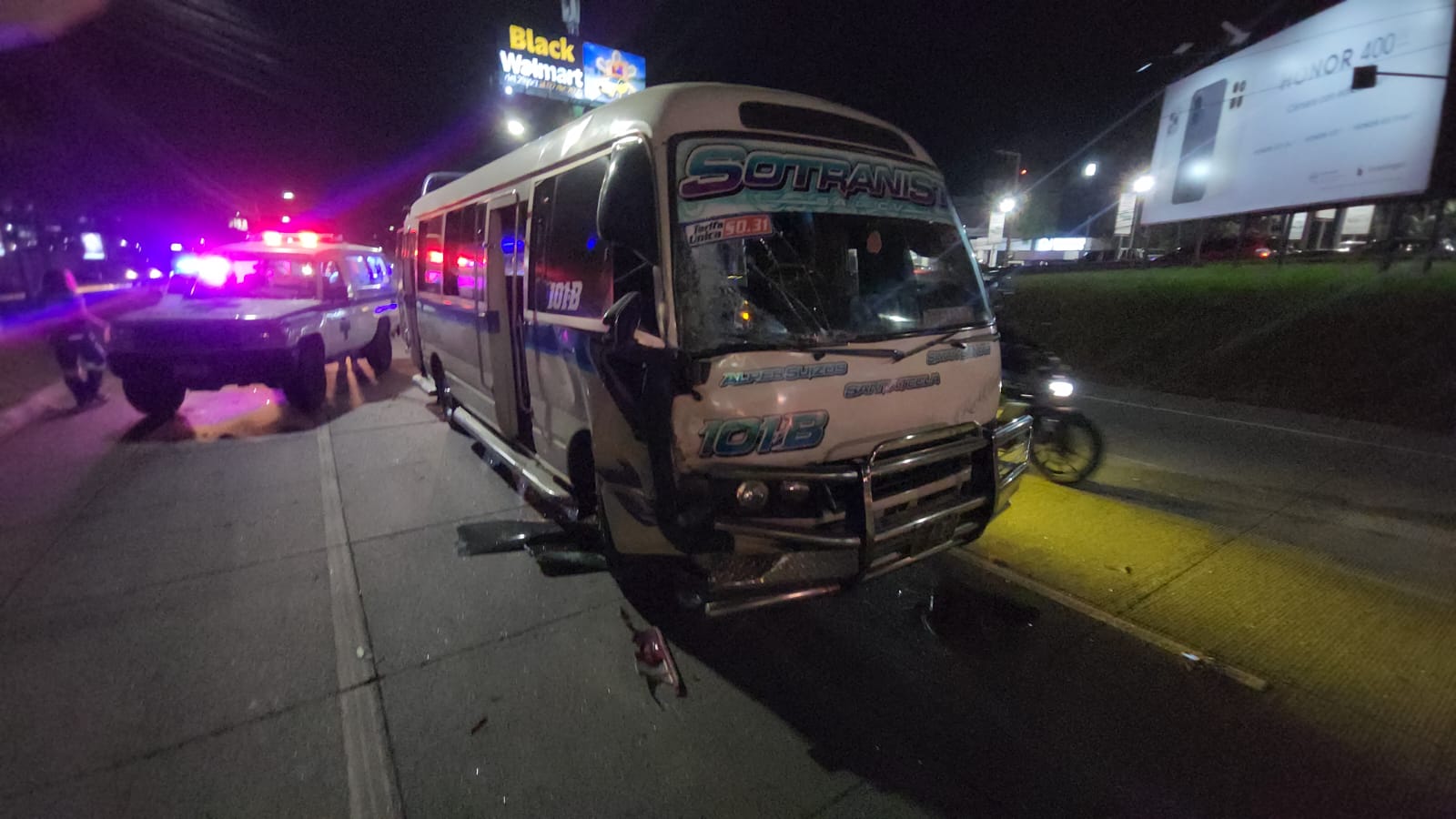 Comandos de Salvamento atiende a tres mujeres lesionadas en accidente en la Panamericana, cerca de la Universidad José Matías Delgado. Foto: Comandos de Salvamento.