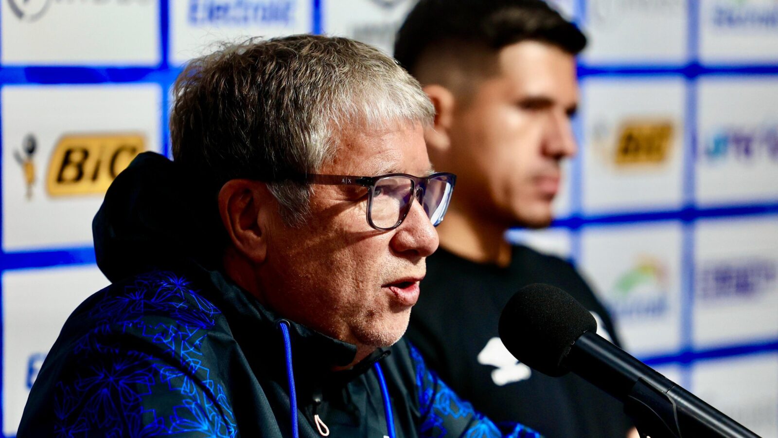 Jugadores de La Selecta lloran tras el 0-3 ante Panamá en el Rommel Fernández. Foto: @indeselsalvador