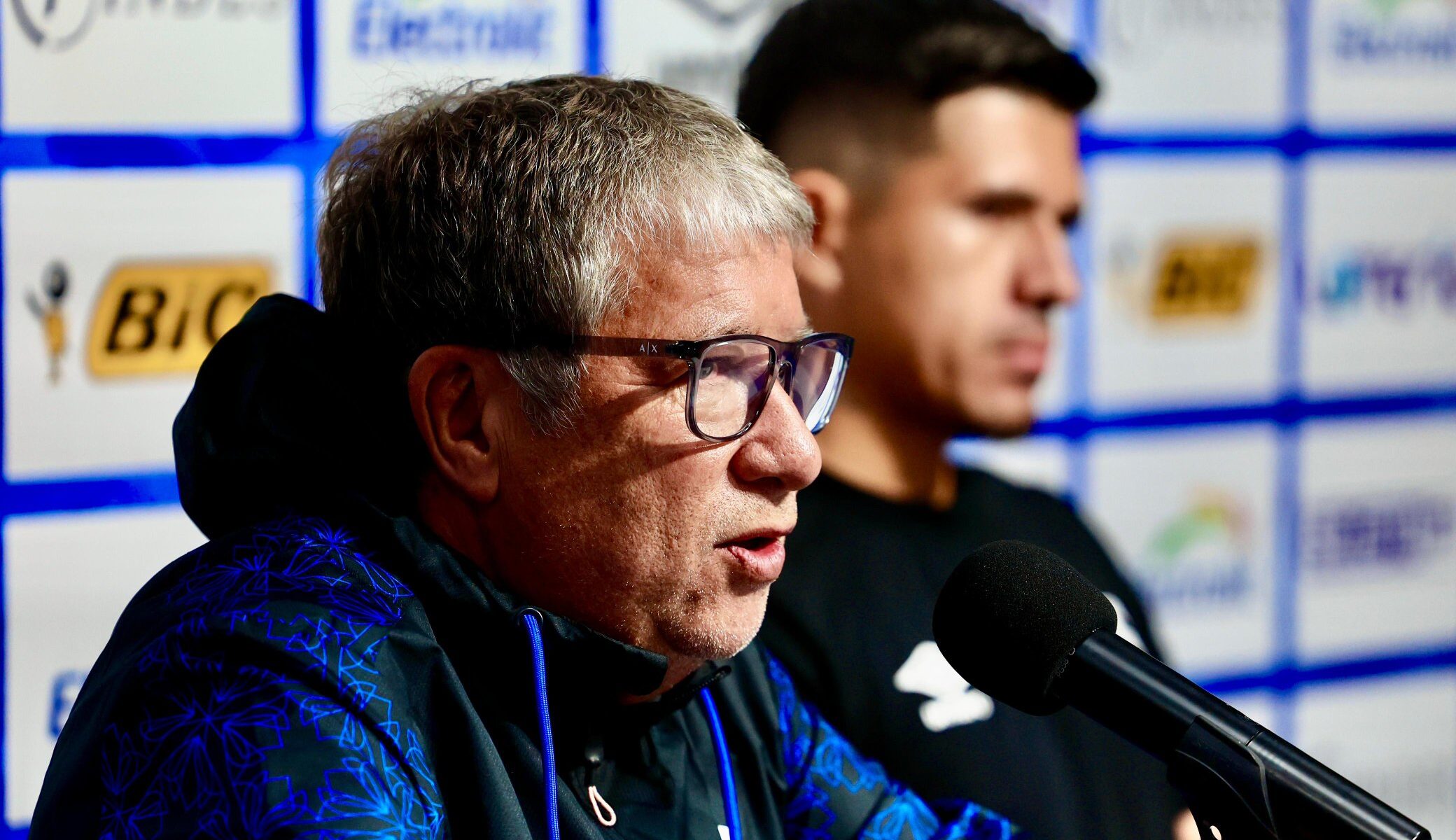 Jugadores de La Selecta lloran tras el 0-3 ante Panamá en el Rommel Fernández. Foto: @indeselsalvador