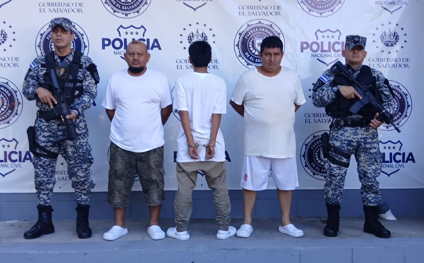 Tres hombres capturados por la PNC tras pelea con armas blancas en microbús de la ruta 115 en Tonacatepeque. Serán procesados por desórdenes públicos. Foto: PNCSV.