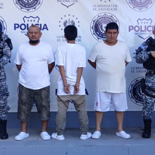 Tres hombres capturados por la PNC tras pelea con armas blancas en microbús de la ruta 115 en Tonacatepeque. Serán procesados por desórdenes públicos. Foto: PNCSV.