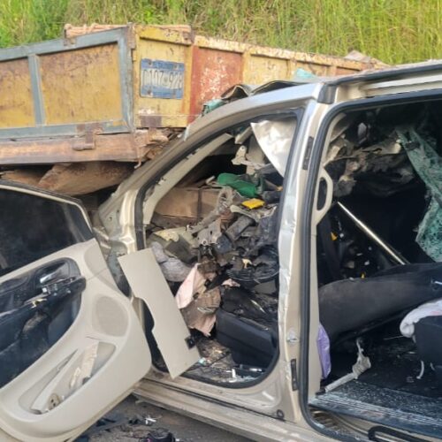 Un vehículo sedán colisionó contra un camión arenero en la Autopista km 61, Zacatecoluca, dejando un conductor fallecido y dos heridos. Foto: Comandos de Salvamento
