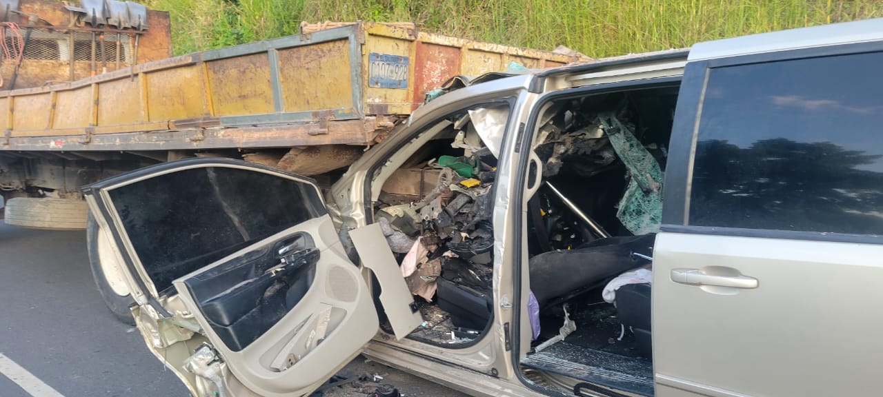 Un vehículo sedán colisionó contra un camión arenero en la Autopista km 61, Zacatecoluca, dejando un conductor fallecido y dos heridos. Foto: Comandos de Salvamento