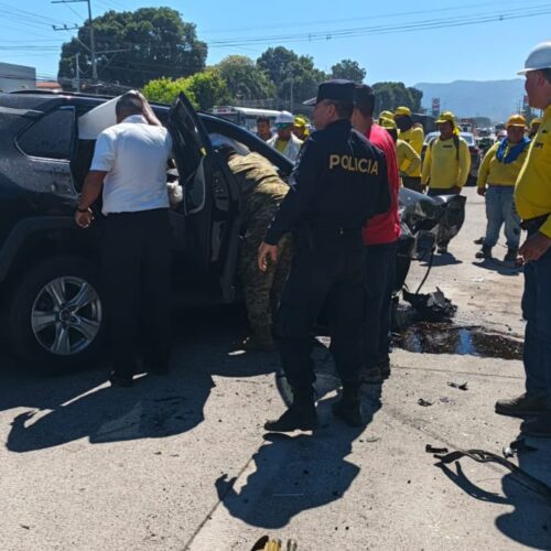 Accidente de tránsito en La Libertad Oeste dejó a un conductor atrapado y lesionado. Autoridades recomiendan precaución. Foto: PNCSV.