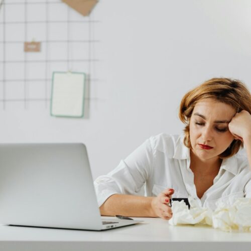 El cansancio emocional se manifiesta con irritabilidad y dificultad para concentrarse, y requiere más que descanso físico para superarse. Foto: Pexles / Karola G