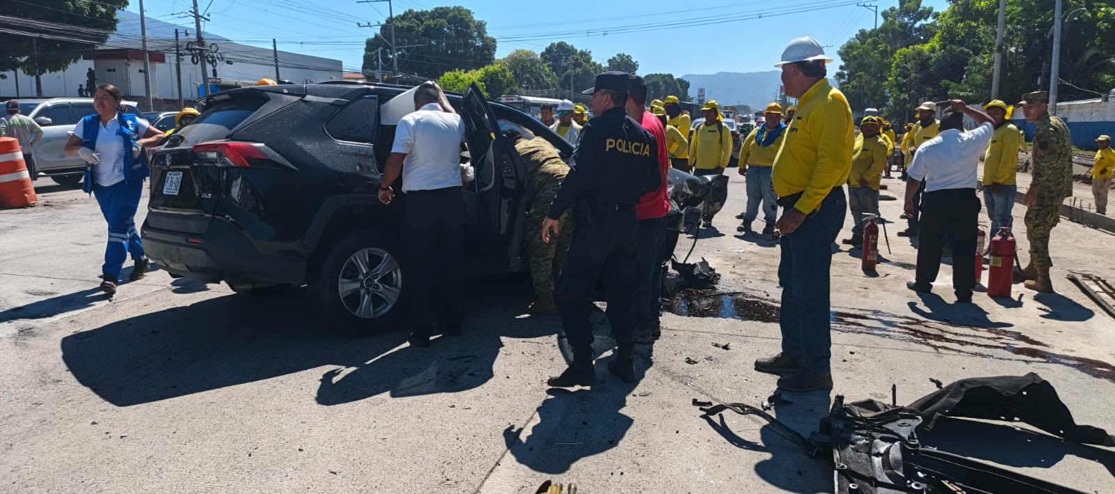 Accidente de tránsito en La Libertad Oeste dejó a un conductor atrapado y lesionado. Autoridades recomiendan precaución. Foto: PNCSV.
