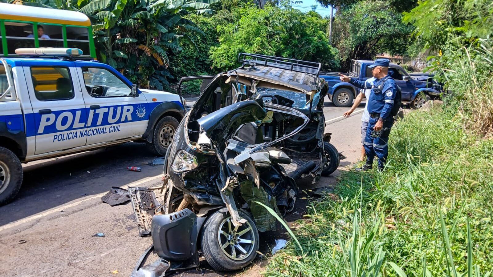 Un accidente de tránsito en la carretera Litoral dejó a un conductor con lesiones graves tras chocar contra un pick up. Foto: @PNCSV