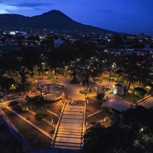Este 27 de noviembre, la Plaza Bolívar en San Salvador renace con una inauguración que celebra su transformación en un espacio seguro, moderno y vibrante, clave para la revitalización del Centro Histórico. Foto: @alcaldía_ss