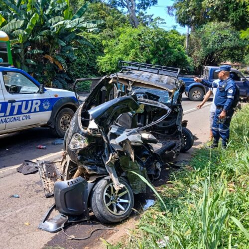 Un accidente de tránsito en la carretera Litoral dejó a un conductor con lesiones graves tras chocar contra un pick up. Foto: @PNCSV