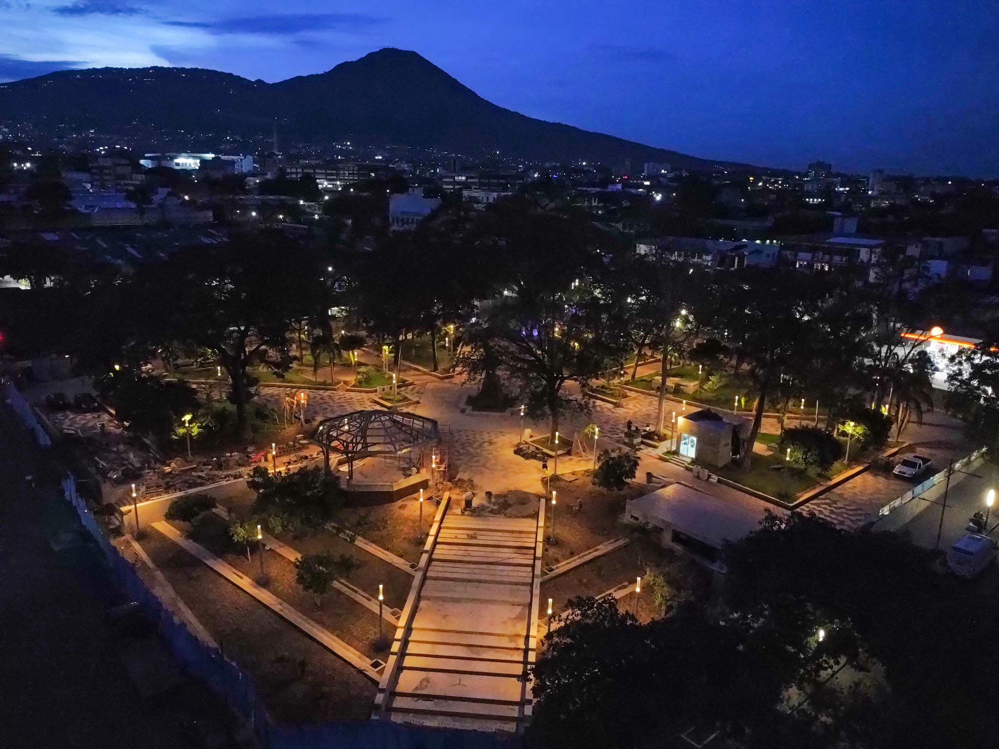 Este 27 de noviembre, la Plaza Bolívar en San Salvador renace con una inauguración que celebra su transformación en un espacio seguro, moderno y vibrante, clave para la revitalización del Centro Histórico. Foto: @alcaldía_ss
