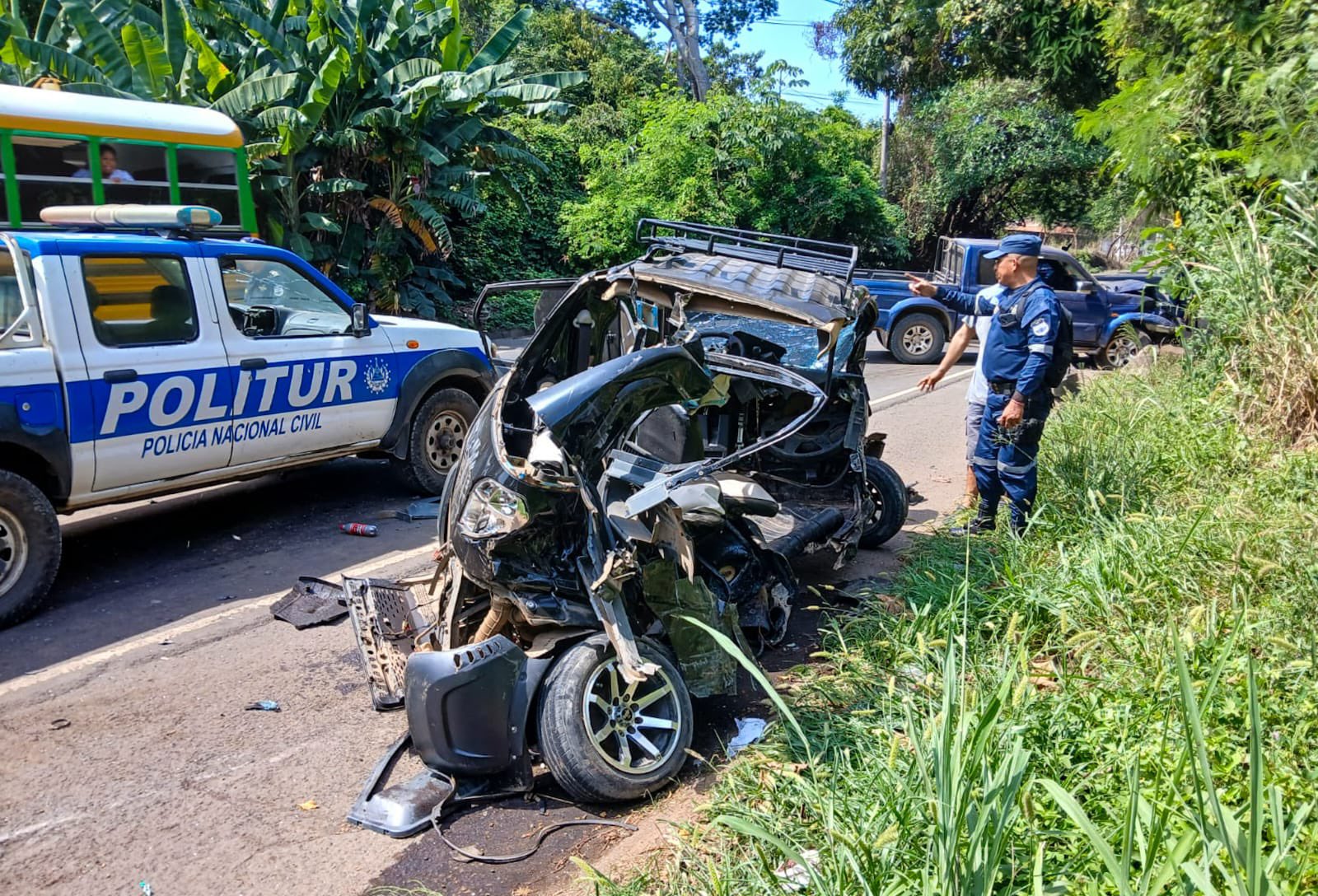 Un accidente de tránsito en la carretera Litoral dejó a un conductor con lesiones graves tras chocar contra un pick up. Foto: @PNCSV