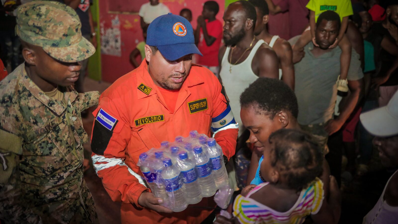 Equipos de Protección Civil, Bomberos y la Fuerza Armada de El Salvador reparten ayuda humanitaria en Jamaica tras el huracán Melissa. (Foto: Gobierno de El Salvador)