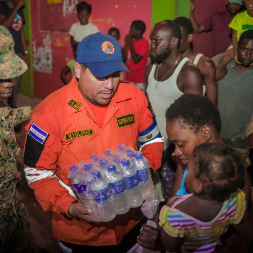 Equipos de Protección Civil, Bomberos y la Fuerza Armada de El Salvador reparten ayuda humanitaria en Jamaica tras el huracán Melissa. (Foto: Gobierno de El Salvador)