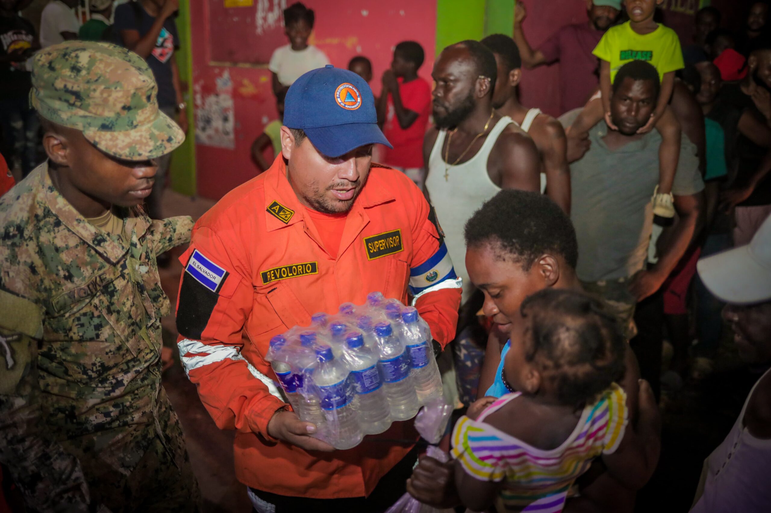 Equipos de Protección Civil, Bomberos y la Fuerza Armada de El Salvador reparten ayuda humanitaria en Jamaica tras el huracán Melissa. (Foto: Gobierno de El Salvador)