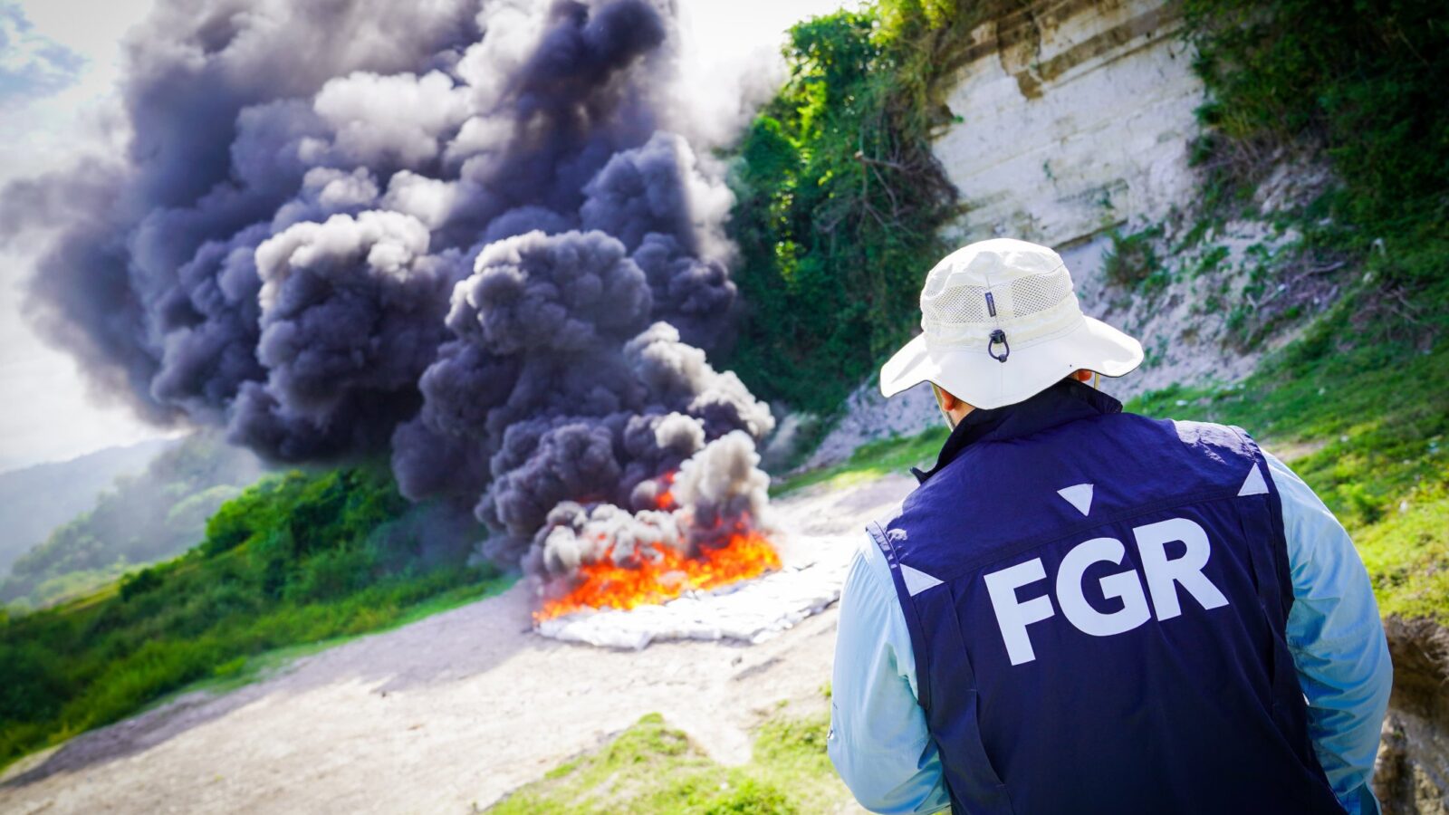 La Fiscalía General de la República y la PNC destruyen 1,795 kilos de cocaína incautada en una operación conjunta. Foto: @FGR_SV
