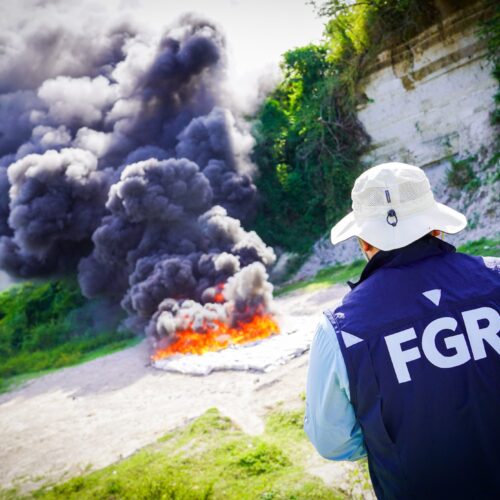 La Fiscalía General de la República y la PNC destruyen 1,795 kilos de cocaína incautada en una operación conjunta. Foto: @FGR_SV