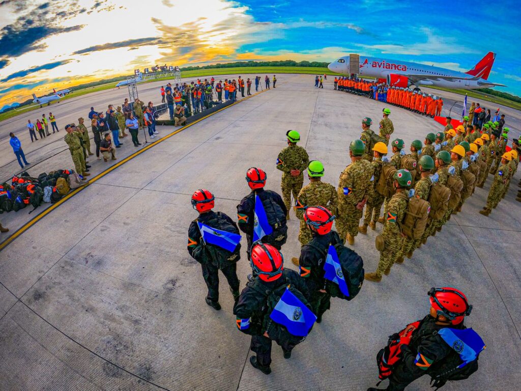 Equipos salvadoreños regresan tras brindar ayuda humanitaria en Jamaica, donde atendieron a comunidades afectadas por el huracán Melissa. Foto: @SecPrensaSV