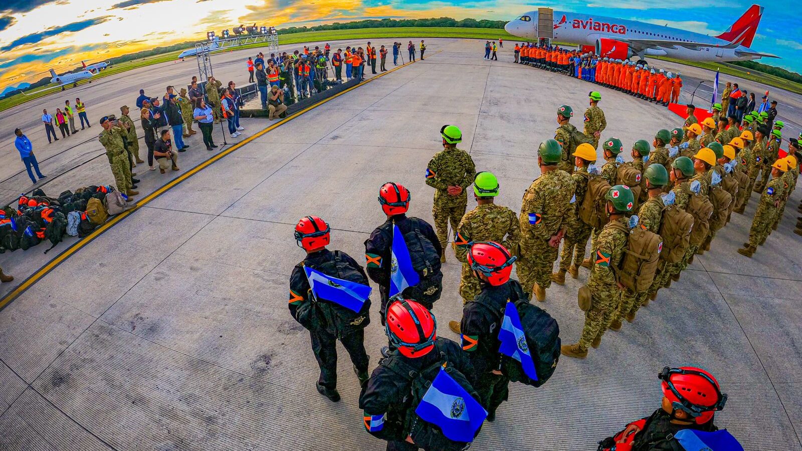 Equipos salvadoreños regresan tras brindar ayuda humanitaria en Jamaica, donde atendieron a comunidades afectadas por el huracán Melissa. Foto: @SecPrensaSV