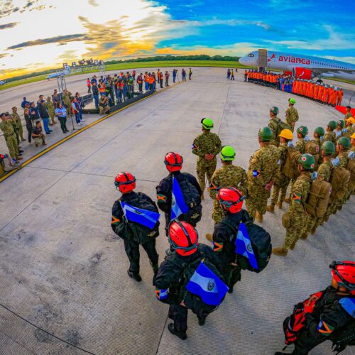 Equipos salvadoreños regresan tras brindar ayuda humanitaria en Jamaica, donde atendieron a comunidades afectadas por el huracán Melissa. Foto: @SecPrensaSV