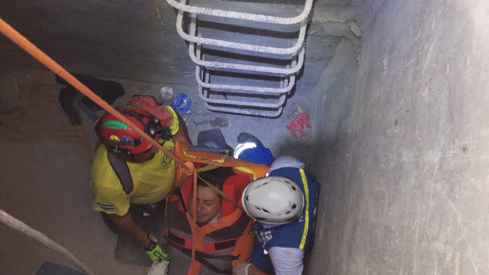 Un joven de 24 años sufrió un grave accidente laboral en una construcción en San Jacinto tras caer en una cisterna; fue trasladado de emergencia por el SEM. Foto: Comandos de Salvamento