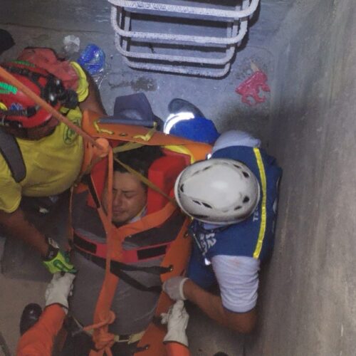 Un joven de 24 años sufrió un grave accidente laboral en una construcción en San Jacinto tras caer en una cisterna; fue trasladado de emergencia por el SEM. Foto: Comandos de Salvamento