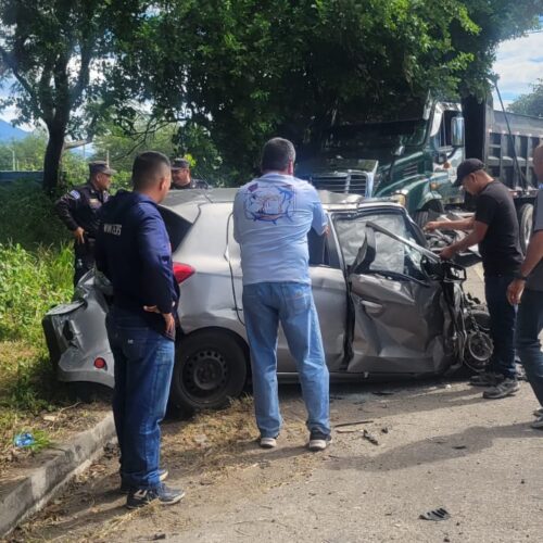 Accidente en Plaza de los Cocos, Zacatecoluca, dejó un fallecido y un herido grave. Las víctimas fueron auxiliadas por Comandos de Salvamento. Foto: Comandos de Salvamento.