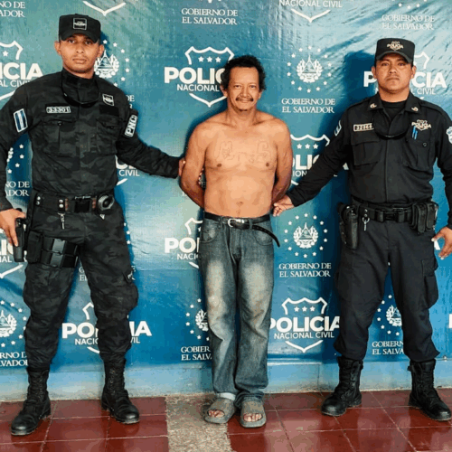 José Leodoro Argueta, alias "Leo Cachete", pandillero de la MS13 capturado en Morazán por la PNC. Tiene tatuajes de la pandilla en el pecho y será remitido a tribunal. Foto: PNCSV.