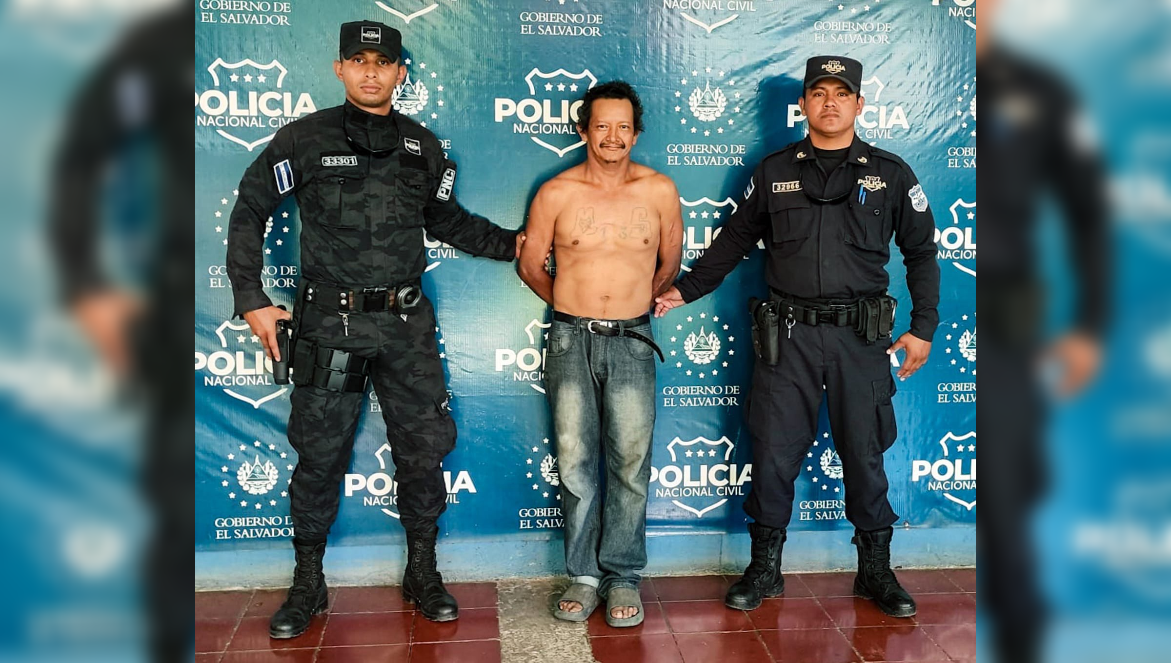 José Leodoro Argueta, alias "Leo Cachete", pandillero de la MS13 capturado en Morazán por la PNC. Tiene tatuajes de la pandilla en el pecho y será remitido a tribunal. Foto: PNCSV.