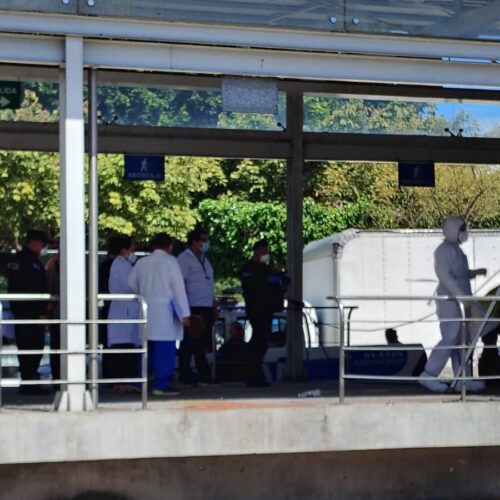 Personal de Comandos de Salvamento y autoridades atienden el reportado fallecimiento en la estación SITRAMSS Centenario. Se investigan las causas del suceso. Foto: Cortesía.